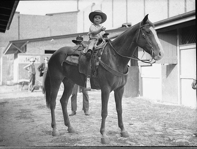 Stunning Photos of Australian Children having Fun in the 1930s