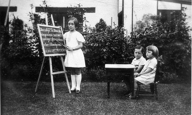 Stunning Photos of Australian Children having Fun in the 1930s