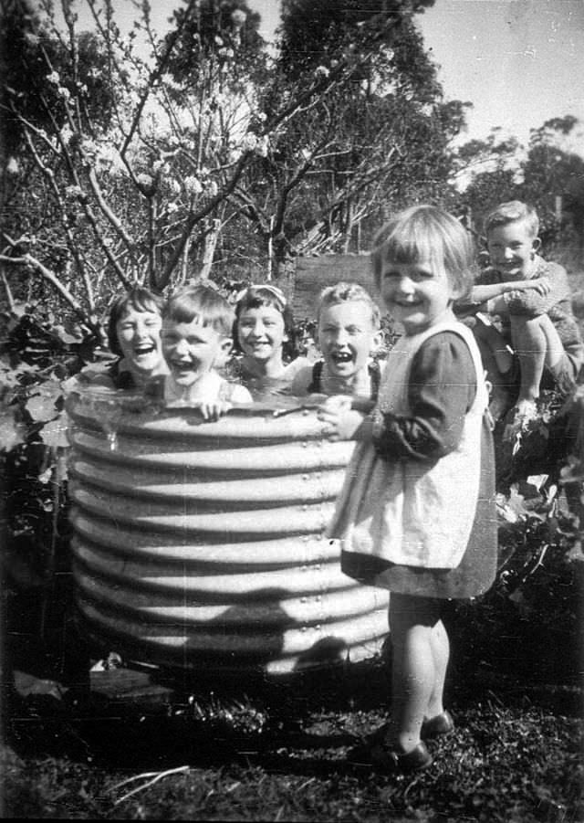 Stunning Photos of Australian Children having Fun in the 1930s