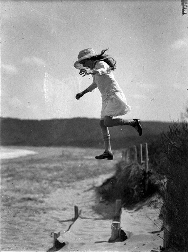 Stunning Photos of Australian Children having Fun in the 1930s