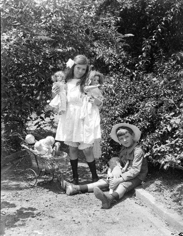 Stunning Photos of Australian Children having Fun in the 1930s