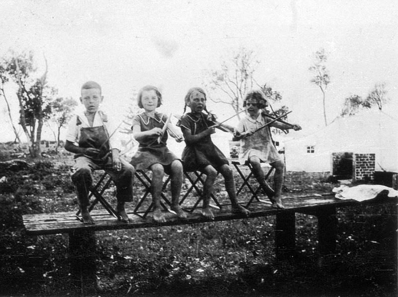 Stunning Photos of Australian Children having Fun in the 1930s