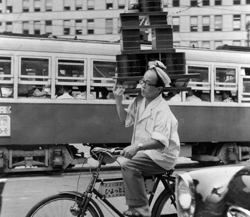 A soba delivery man in Marunouchi business district in 1959.