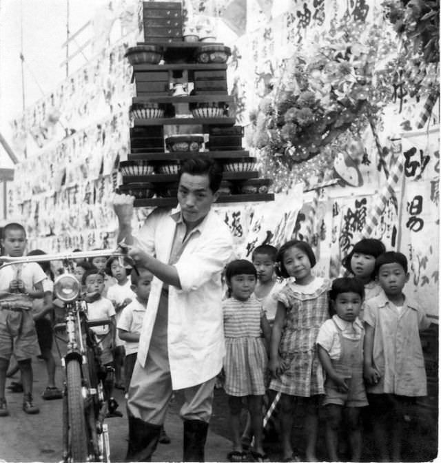 The owner of the Sunabahonten soba, 1945.