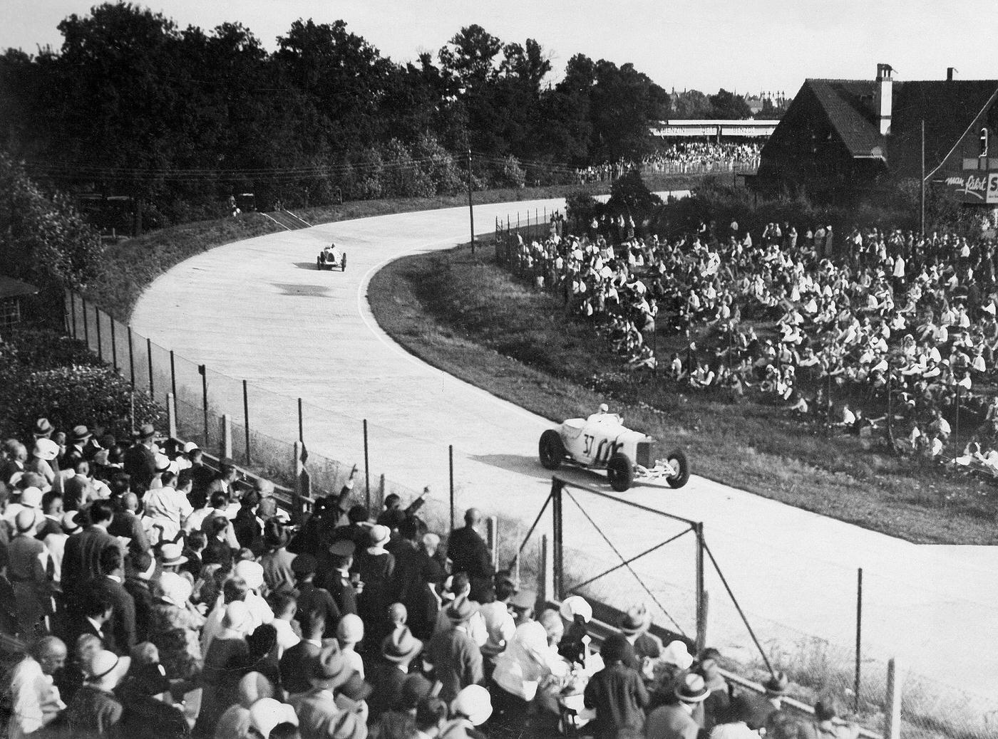 Avus car racing: racer Caracciola leading, behind: racer Heinrich Joachim von Morgan with his Bugatti, 1931