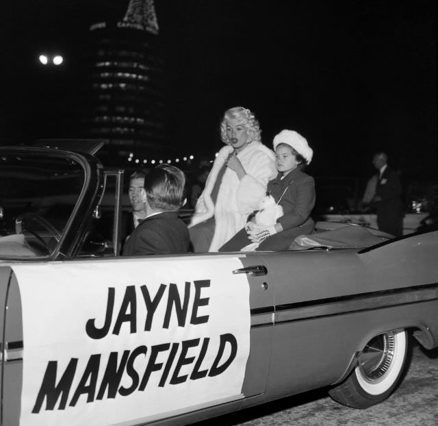 Jayne Mansfield and her daughter rode through the Christmas parade in Hollywood in 1958.