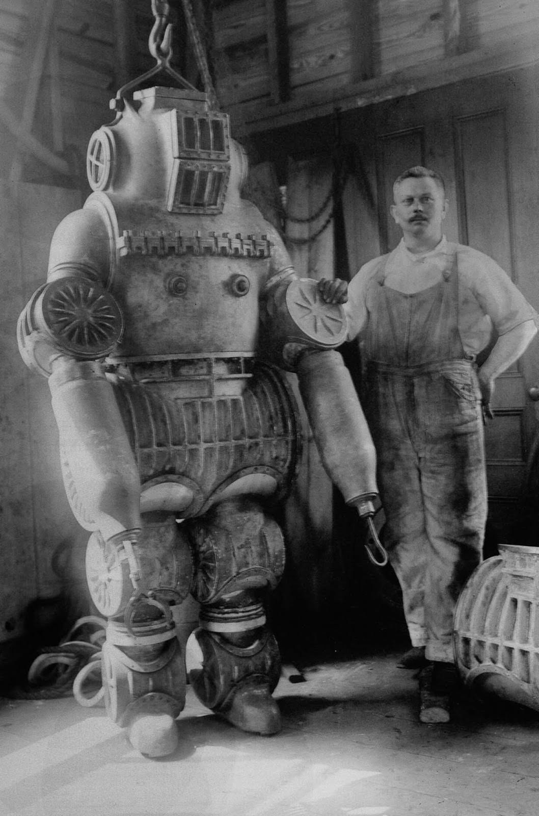 In 1914, Chester MacDuffee constructed the first suit with ball bearings, as the medium to provide movement to a joint.