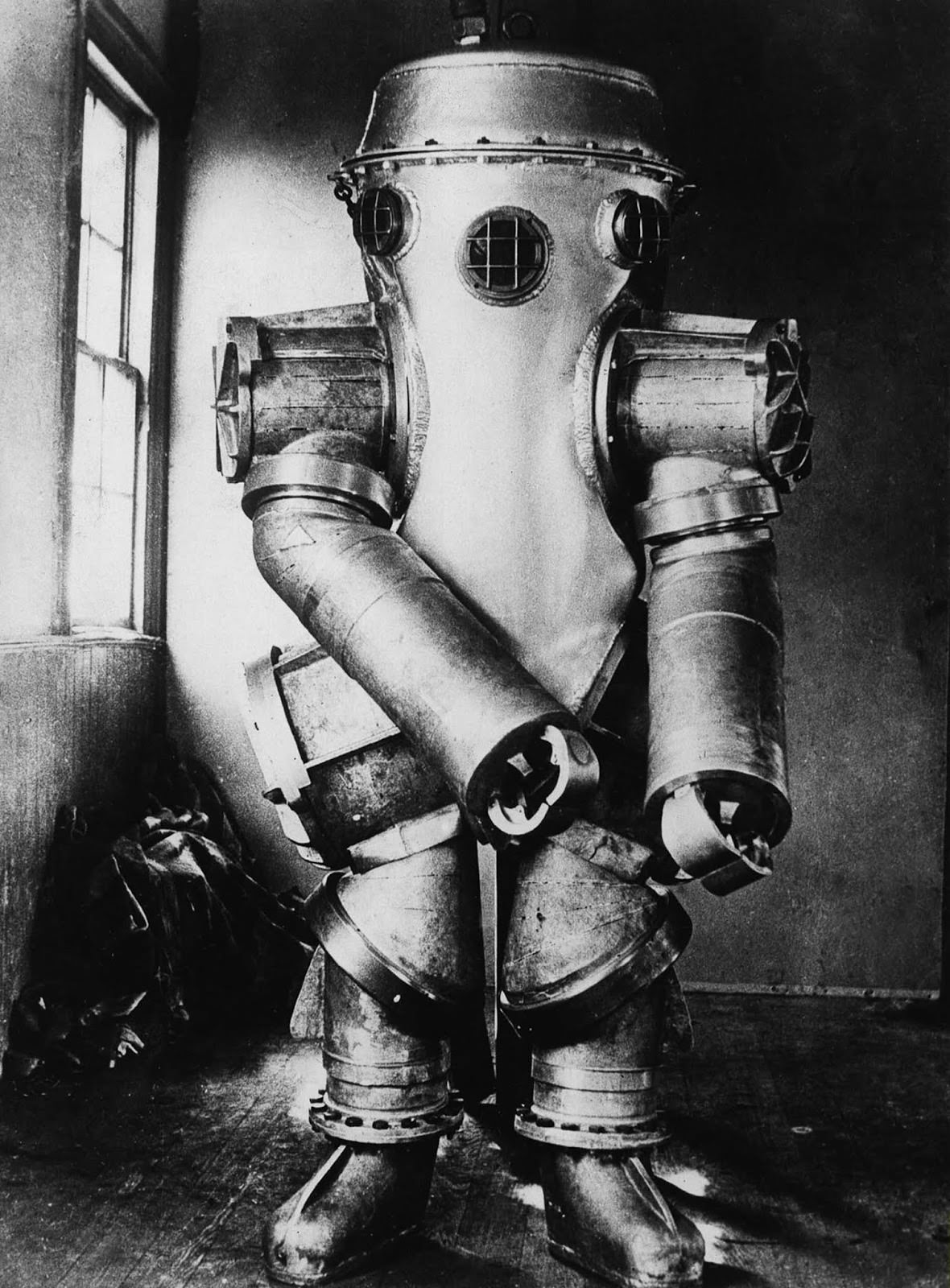 Bowdoin’s diving suit. 1934.