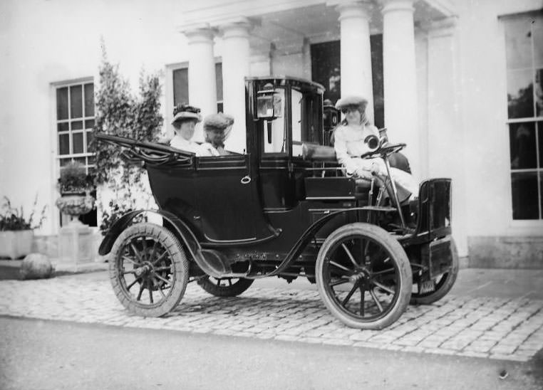 Women in an early Hybrid Krieger automobile, 1900s