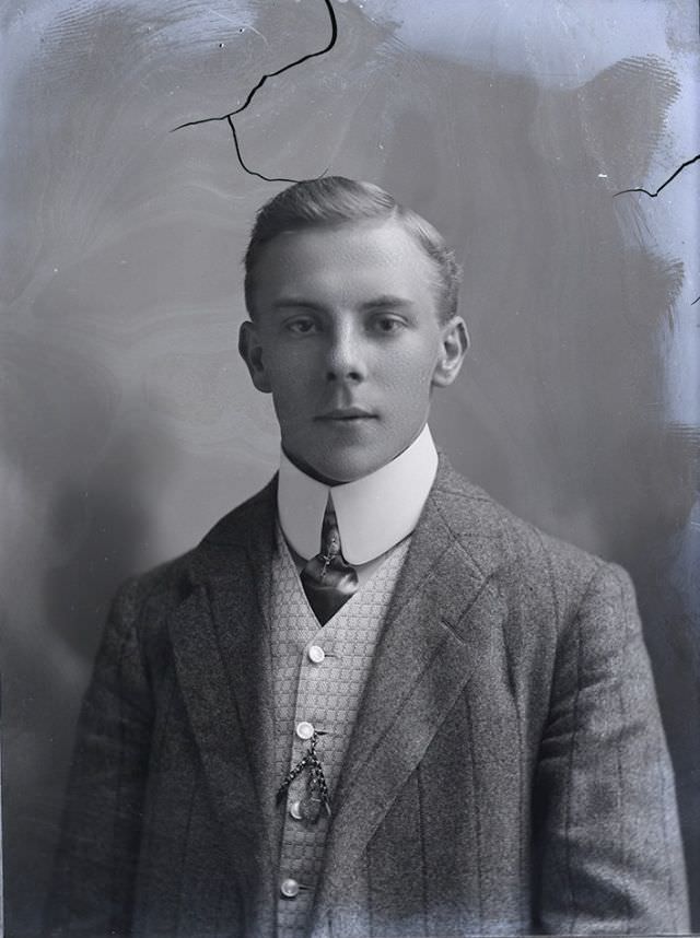 The Dapper Dudes of the Edwardian Era: A Look at Teenage Boy's Fashion