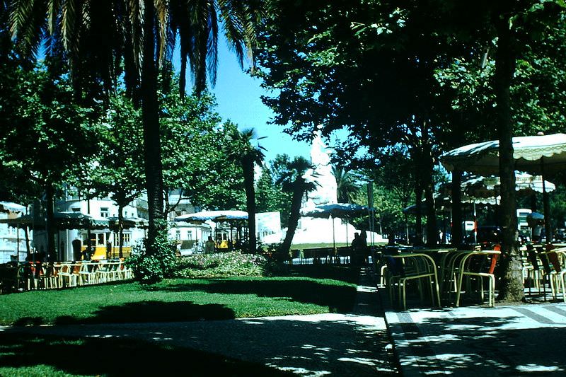 Parkway sidewalk cafe and statue