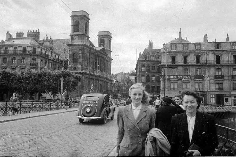 Besançon, walking on the Pont Battant, 1950