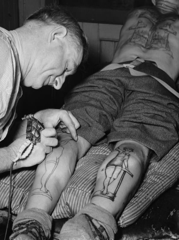 John Hennington being tattooed, Fred Harris Tattoo Studio, Sydney, 17 December 1937