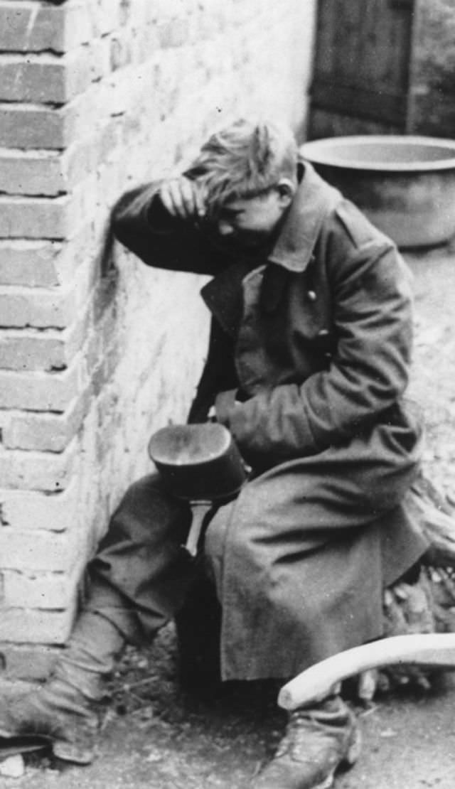 The Heartbreaking Story of Hans-Georg Henke, the sixteen-year-old German Soldier Who Broke Down in Tears