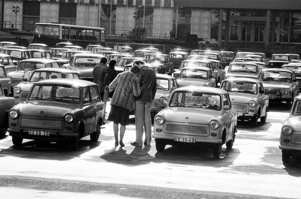 Loving couple on today's Schloßplatz, in front of the Foreign Ministry of the GDR, Berlin-Mitte, 1984