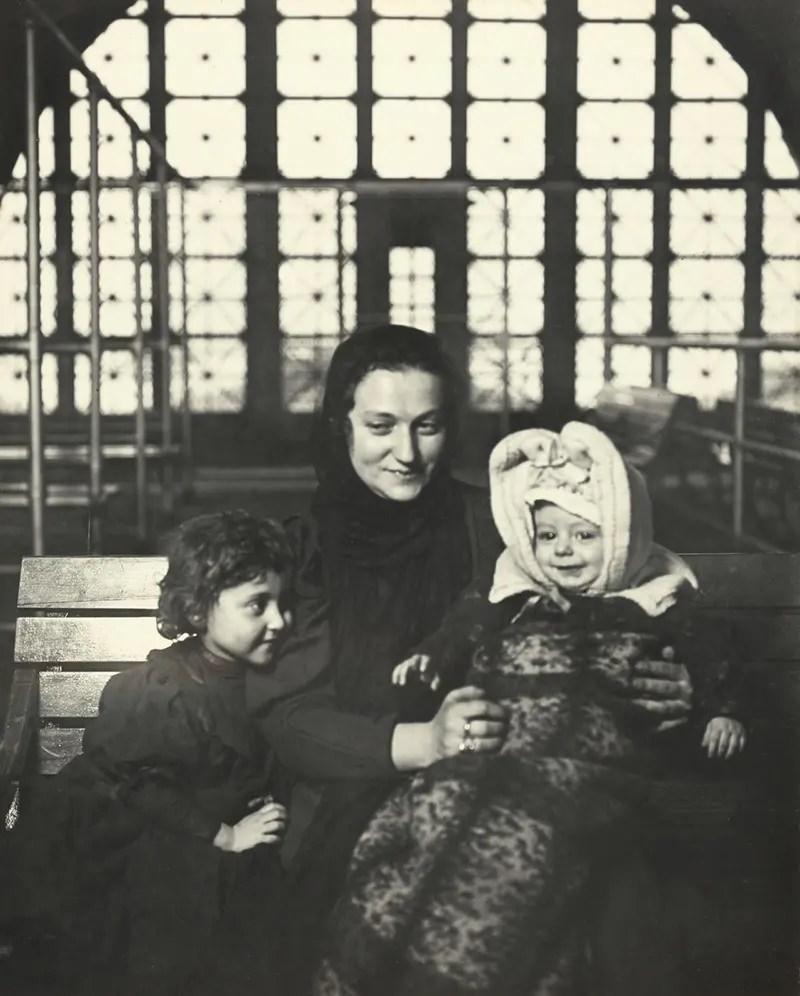 Mona Lisa visits Ellis Island, 1905.