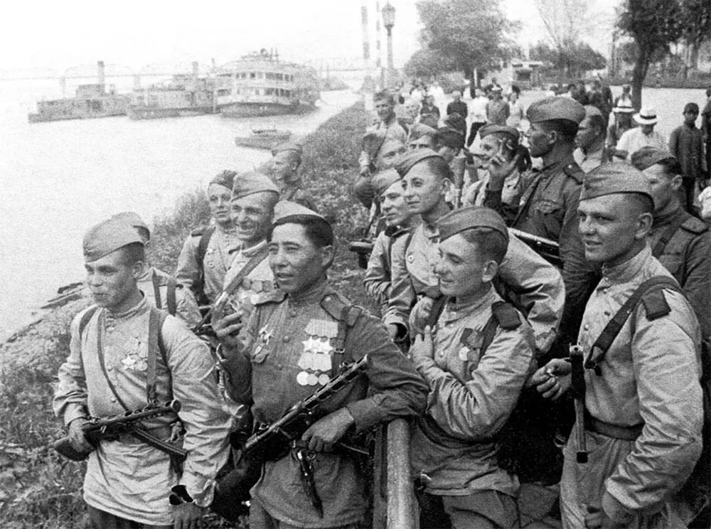 Soviet soldiers on the bank of the Songhua River in Harbin.