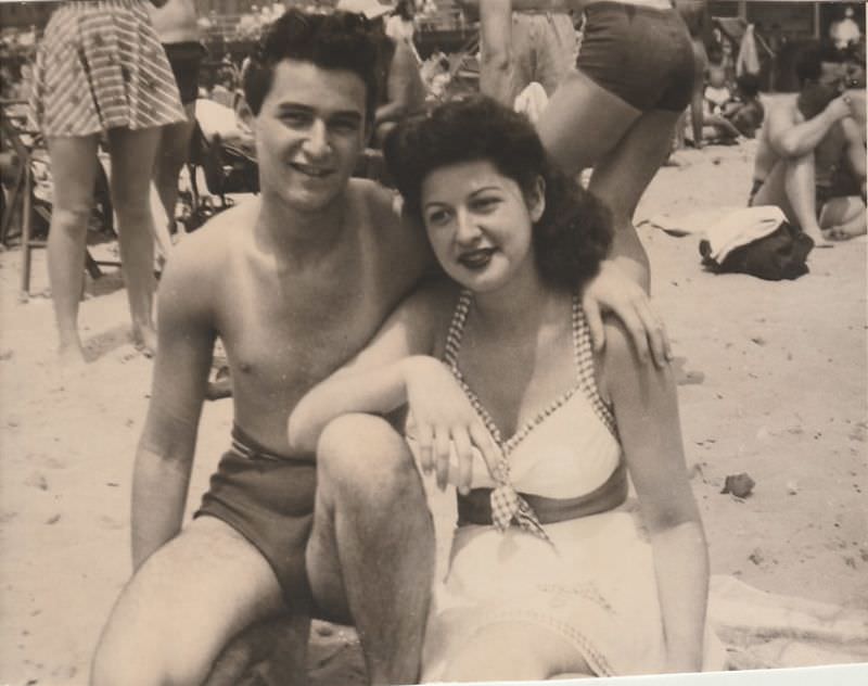 Beautiful Vintage Photos of Lovely Couples from the 1940s