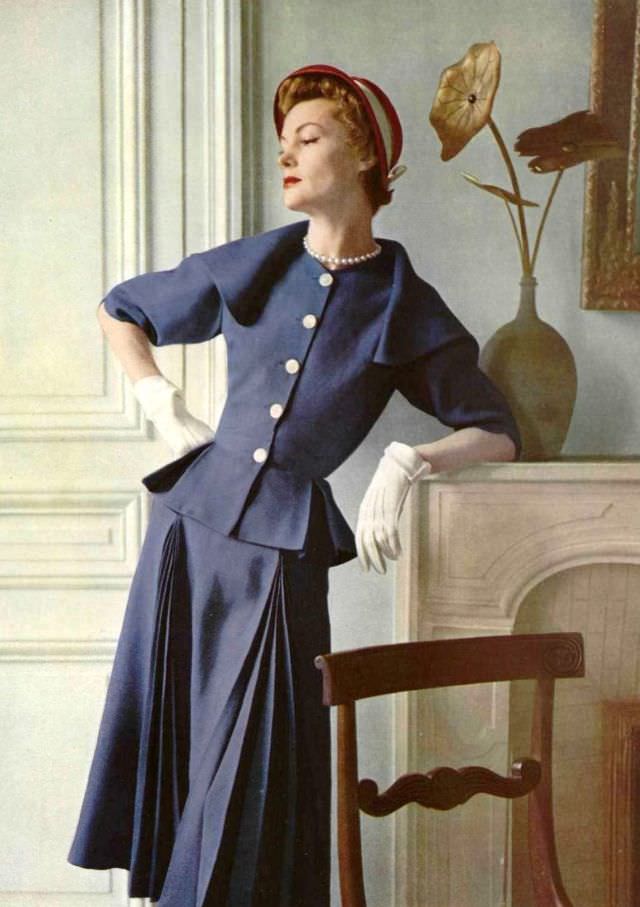 Model in blue linen two-piece, exquisite in its simplicity, by Grès, 1951