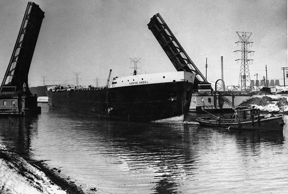 Passing through the Ciecero Ave. Bridge on the Chicago Sanitary & Ship Canal, March 4, 1953. (Photo by Bill Qunn, Peter Worden collection).