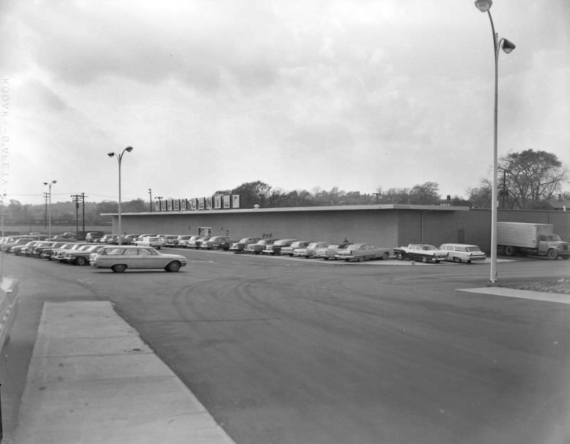 Super Center exterior, Massillon, Ohio, October 1962