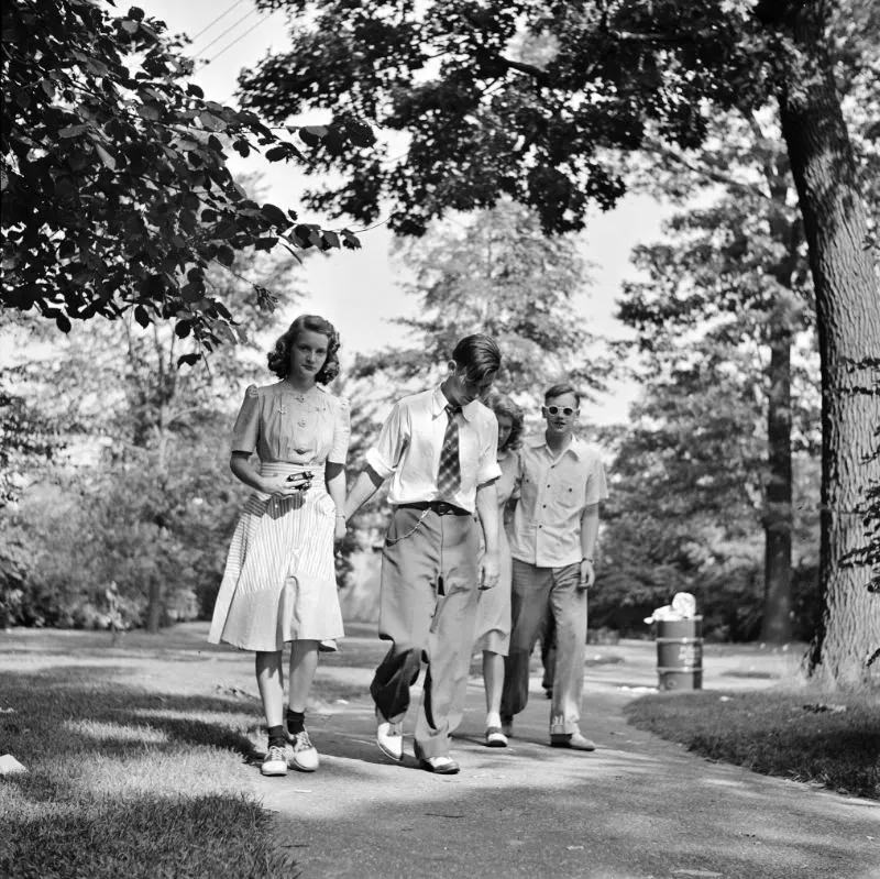 High school students strolling through the zoological park, Detroit, Michigan, July 1942.