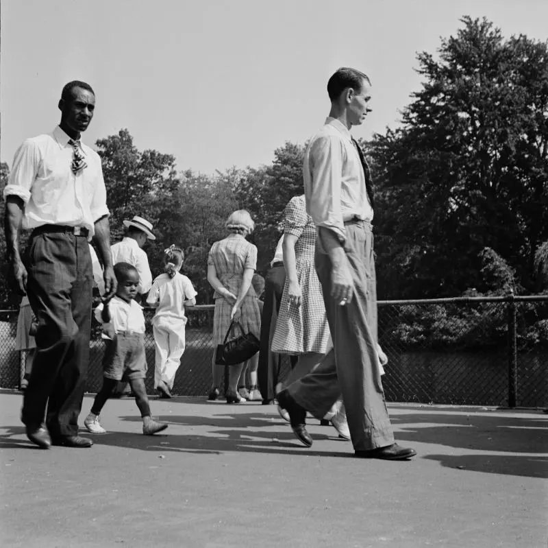 Spectators at zoological park, Detroit, Michigan, July 1942.