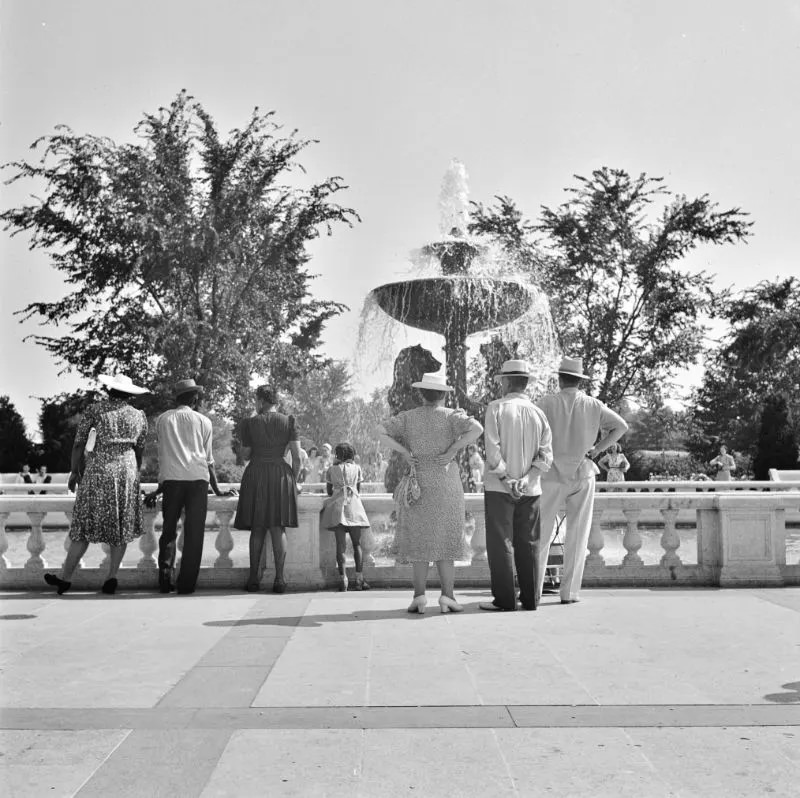 Spectators watching a fountain at a zoo, Detroit, Michigan, July 1942.