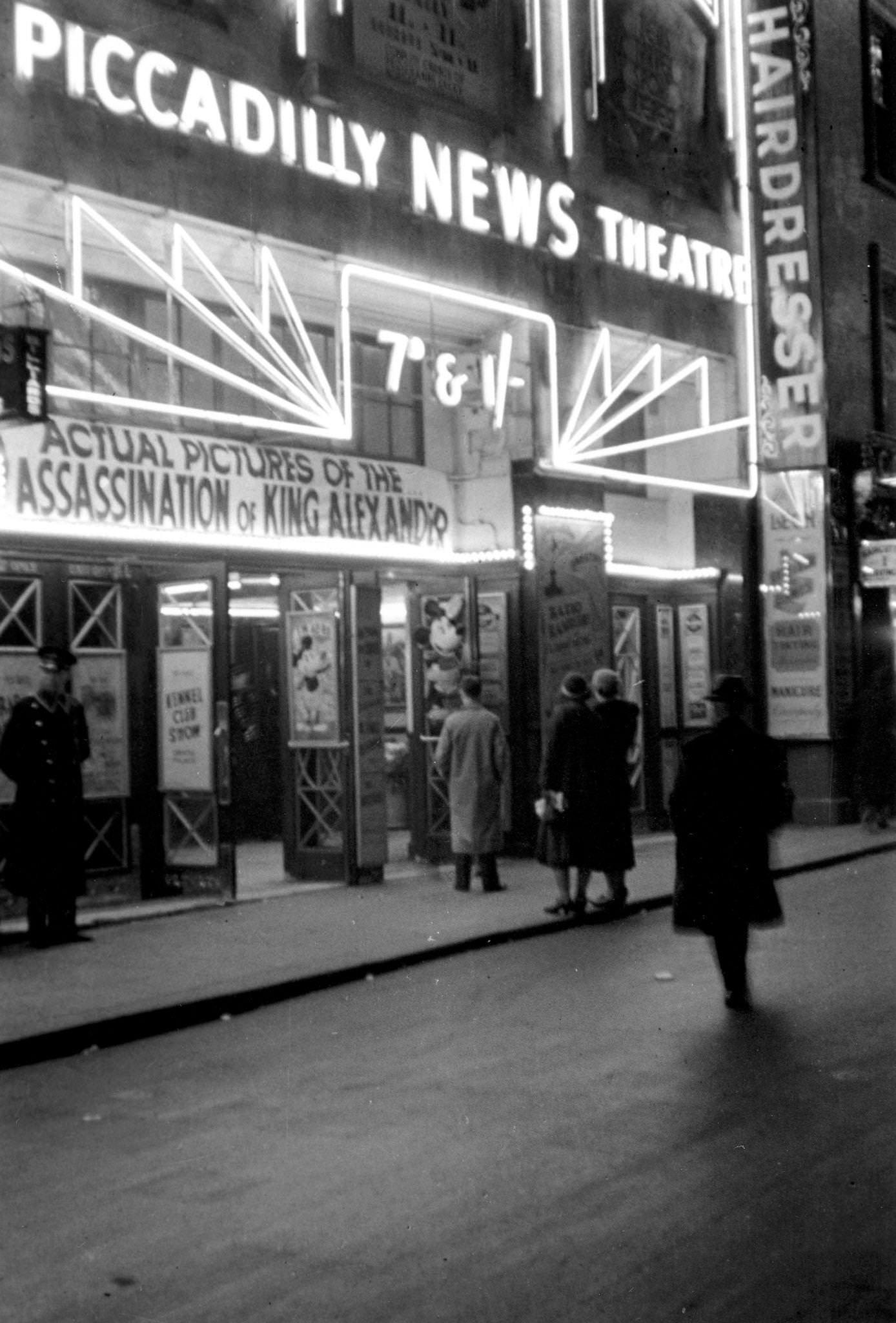 The Piccadilly News Theatre by night, 1934.