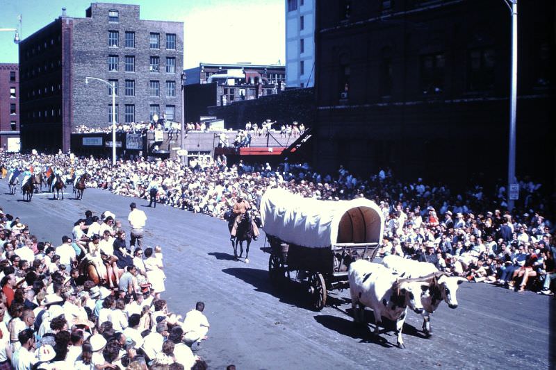 The Spectacular Milwaukee Circus Parade of the 1960s: A Blast from the Past!