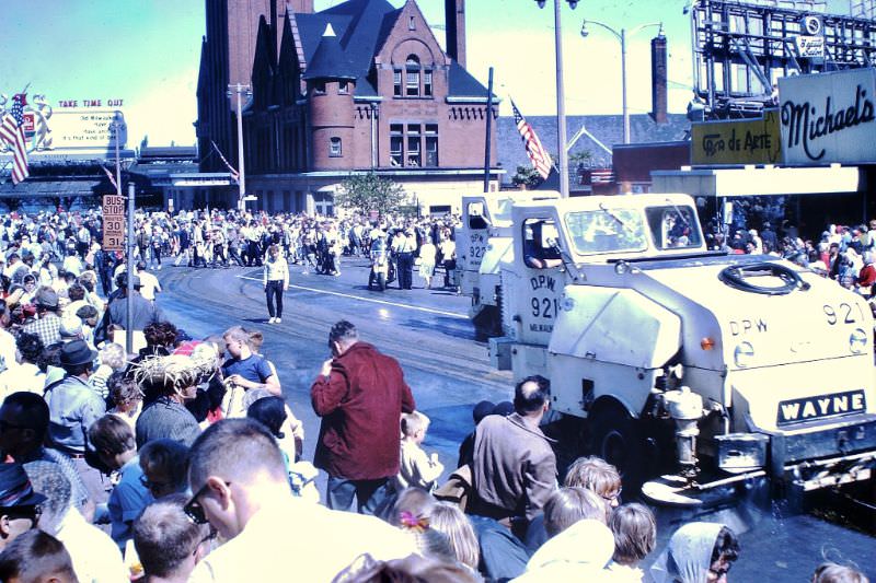 The Spectacular Milwaukee Circus Parade of the 1960s: A Blast from the Past!