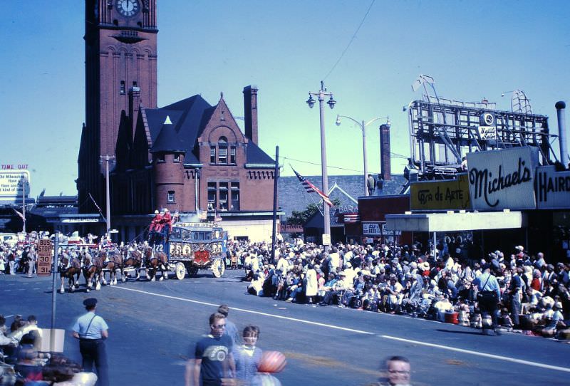 The Spectacular Milwaukee Circus Parade of the 1960s: A Blast from the Past!