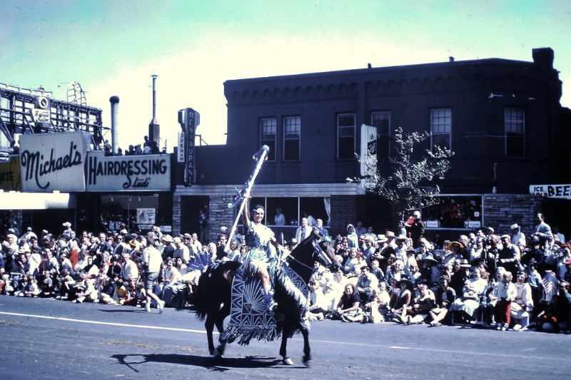 The Spectacular Milwaukee Circus Parade of the 1960s: A Blast from the Past!