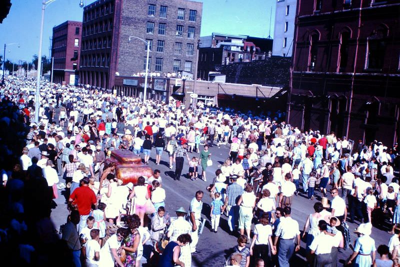 The Spectacular Milwaukee Circus Parade of the 1960s: A Blast from the Past!