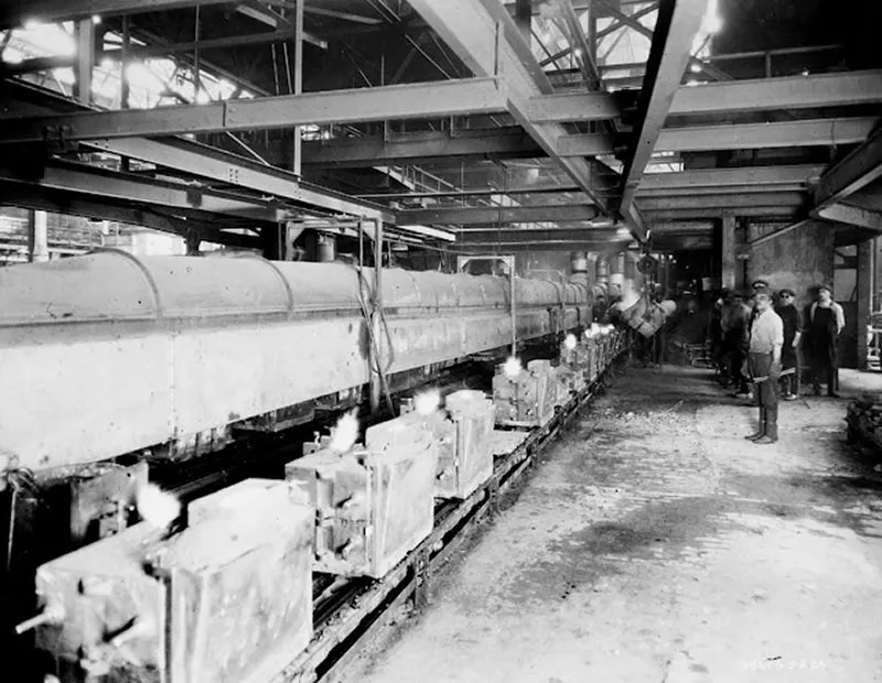 The conveyor bringing the molds, 1924.