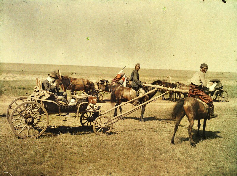 Carriage of Stefan Passe between Kykhta and Urga (flags of Russia and France are on the photo).