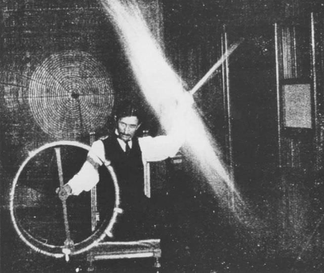 Tesla experiments with currents of High Voltage and High Frequency in 1899.