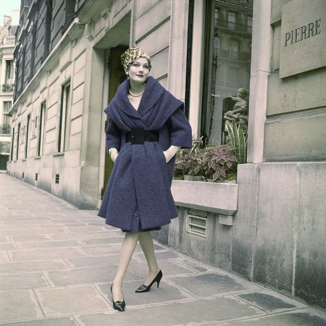 Deep purple wool coat by Pierre Balmain. Fall-Winter 1958-1959.