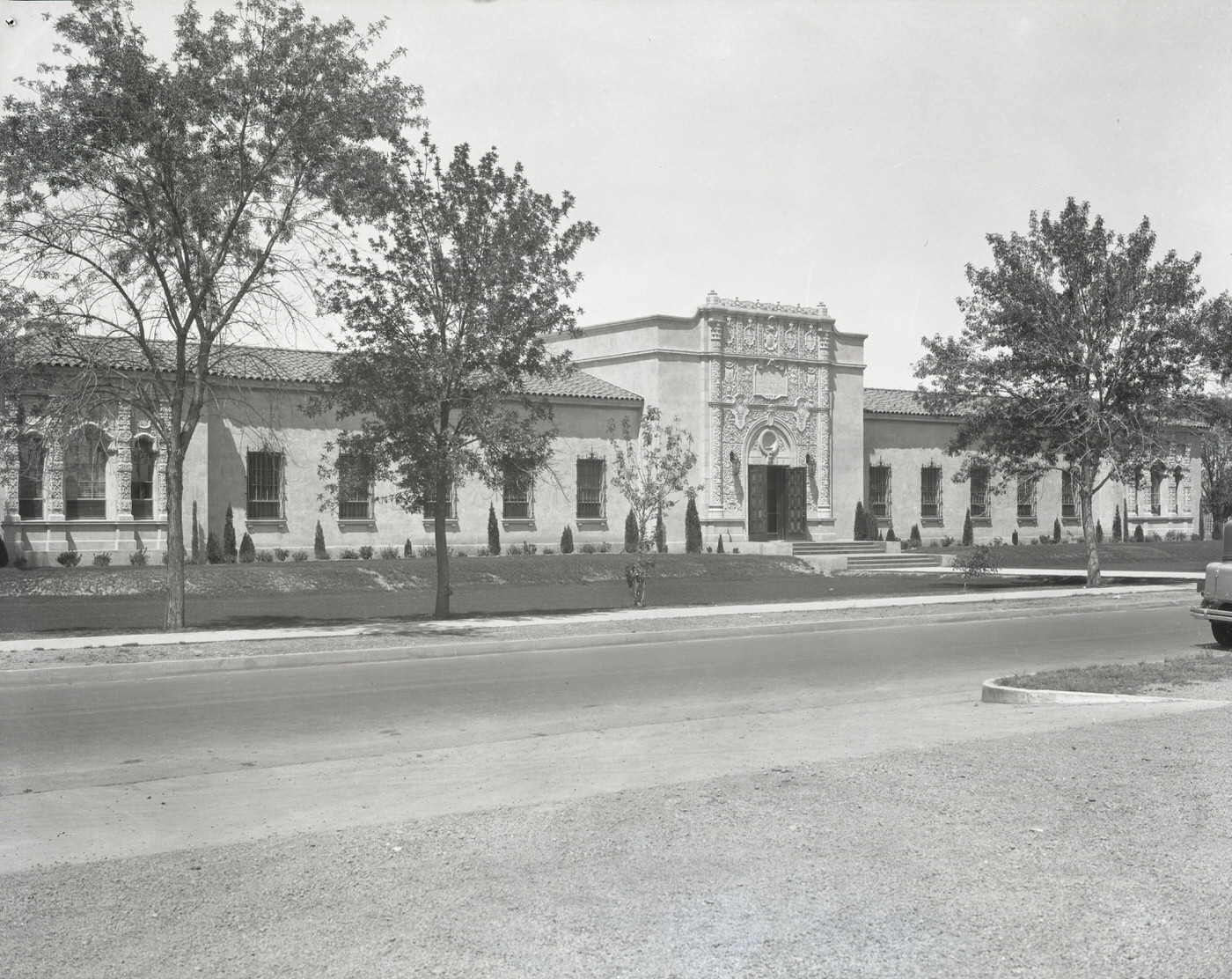 Grunow Memorial Clinic Exterior. The Grunow Memorial Clinic is located on McDowell Road in Phoenix, 1930s