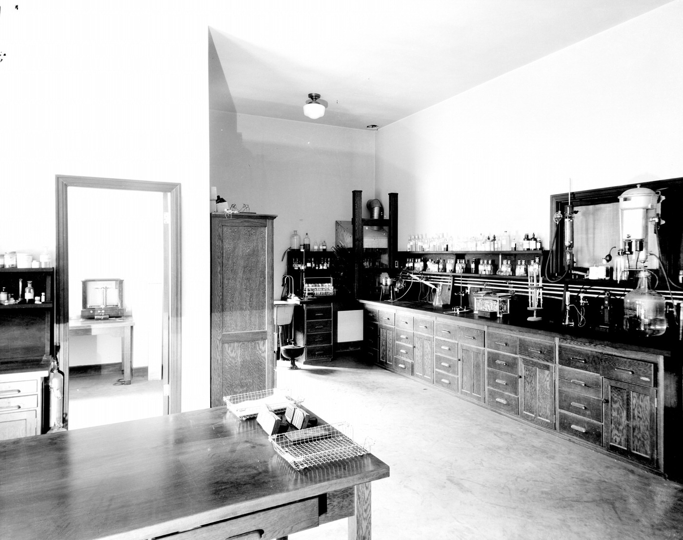 Grunow Memorial Clinic Laboratory. The Grunow Memorial Clinic is located on McDowell Road in Phoenix, 1930s