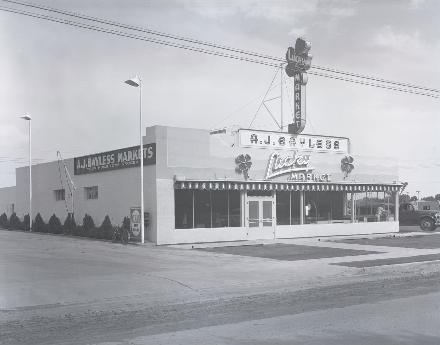A. J. Bayless Co. Store Exterior, 1941