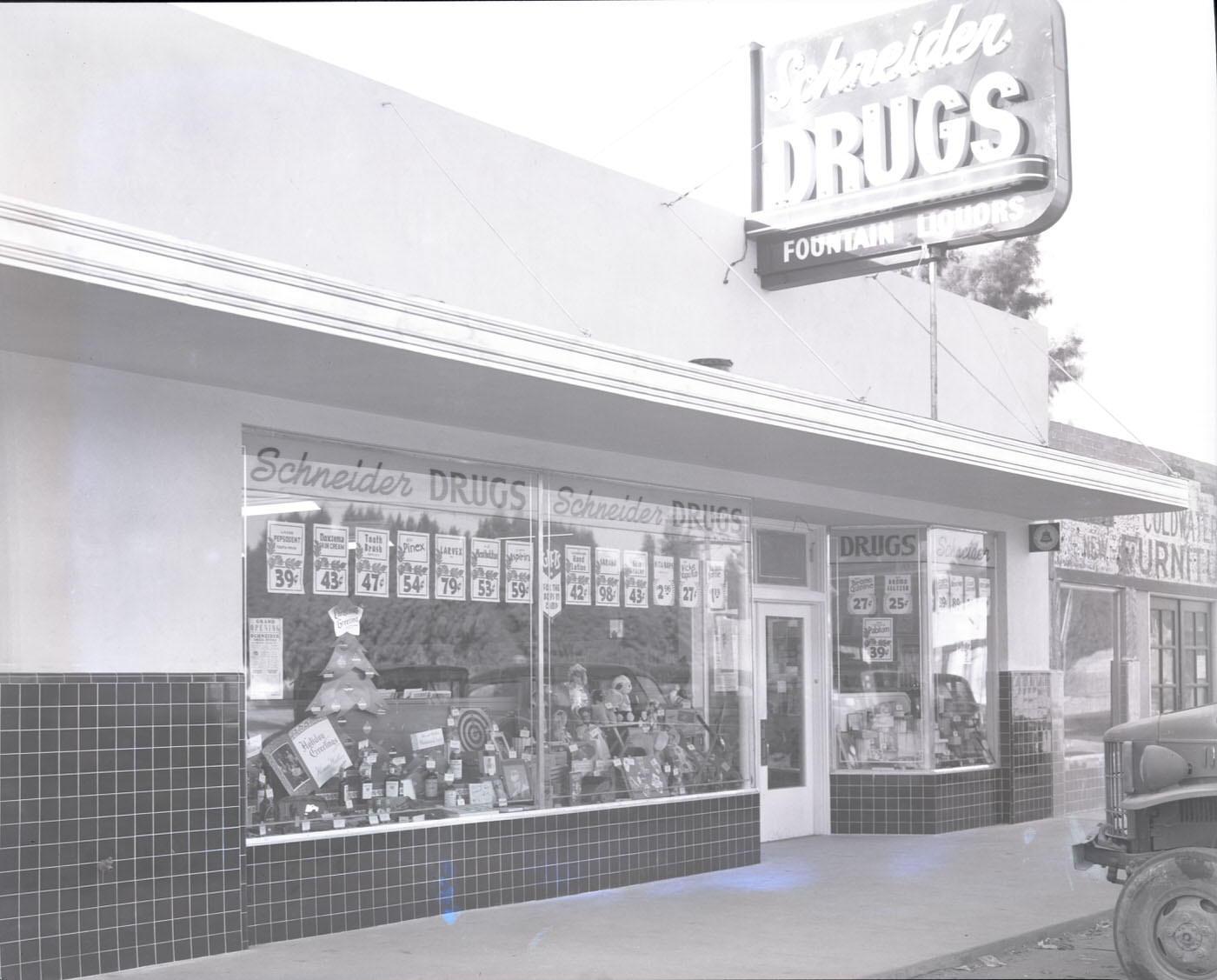 Schneider Drugs Exterior, 1945