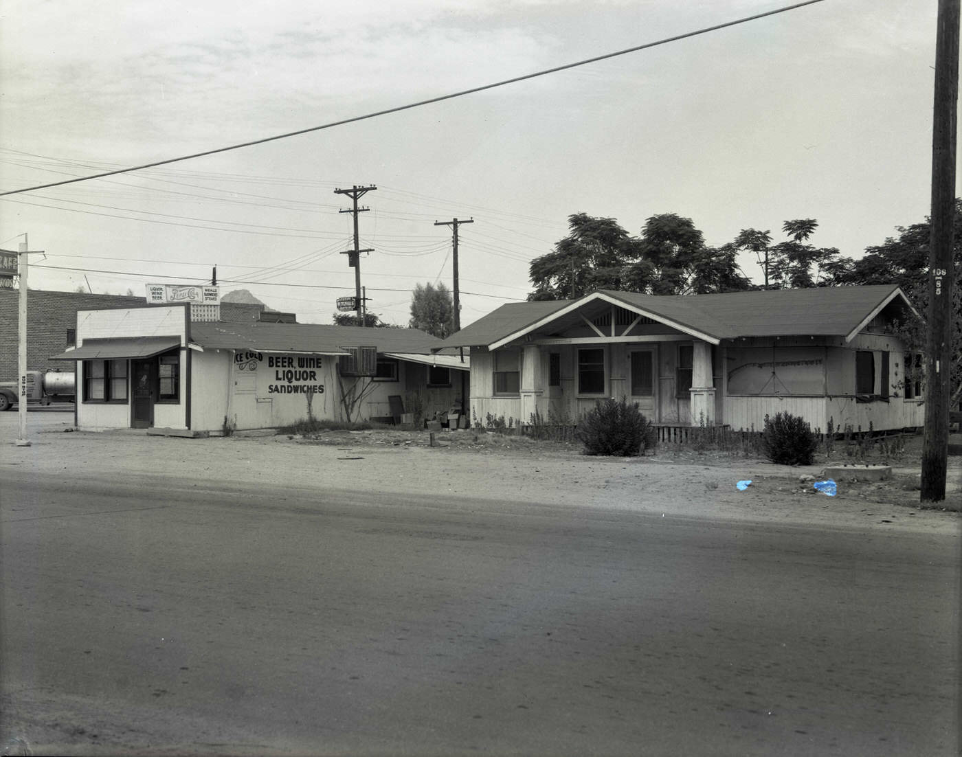 Hotchkins Café Exterior, 1945