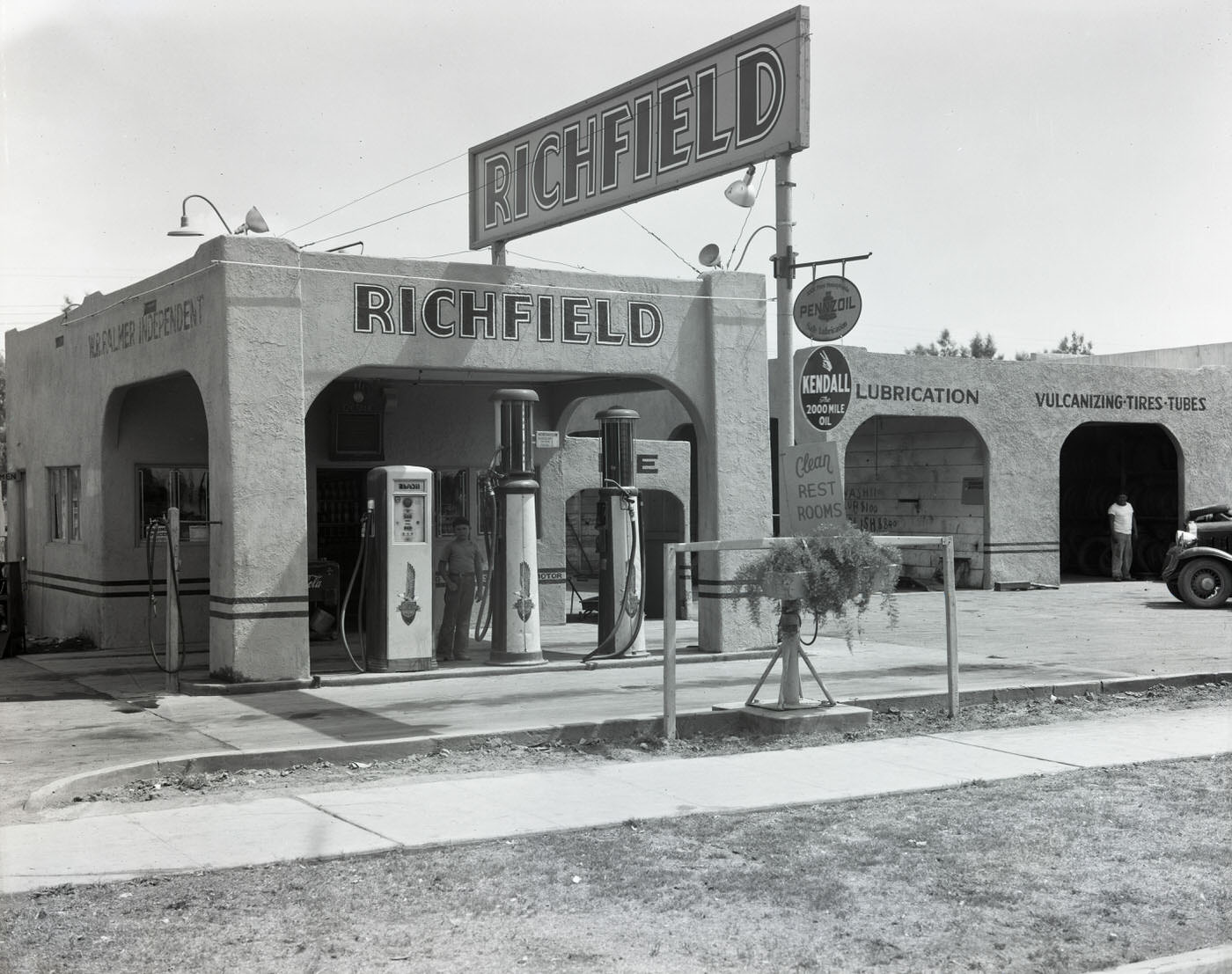 Richfield Oil Co. Service Station, 1945