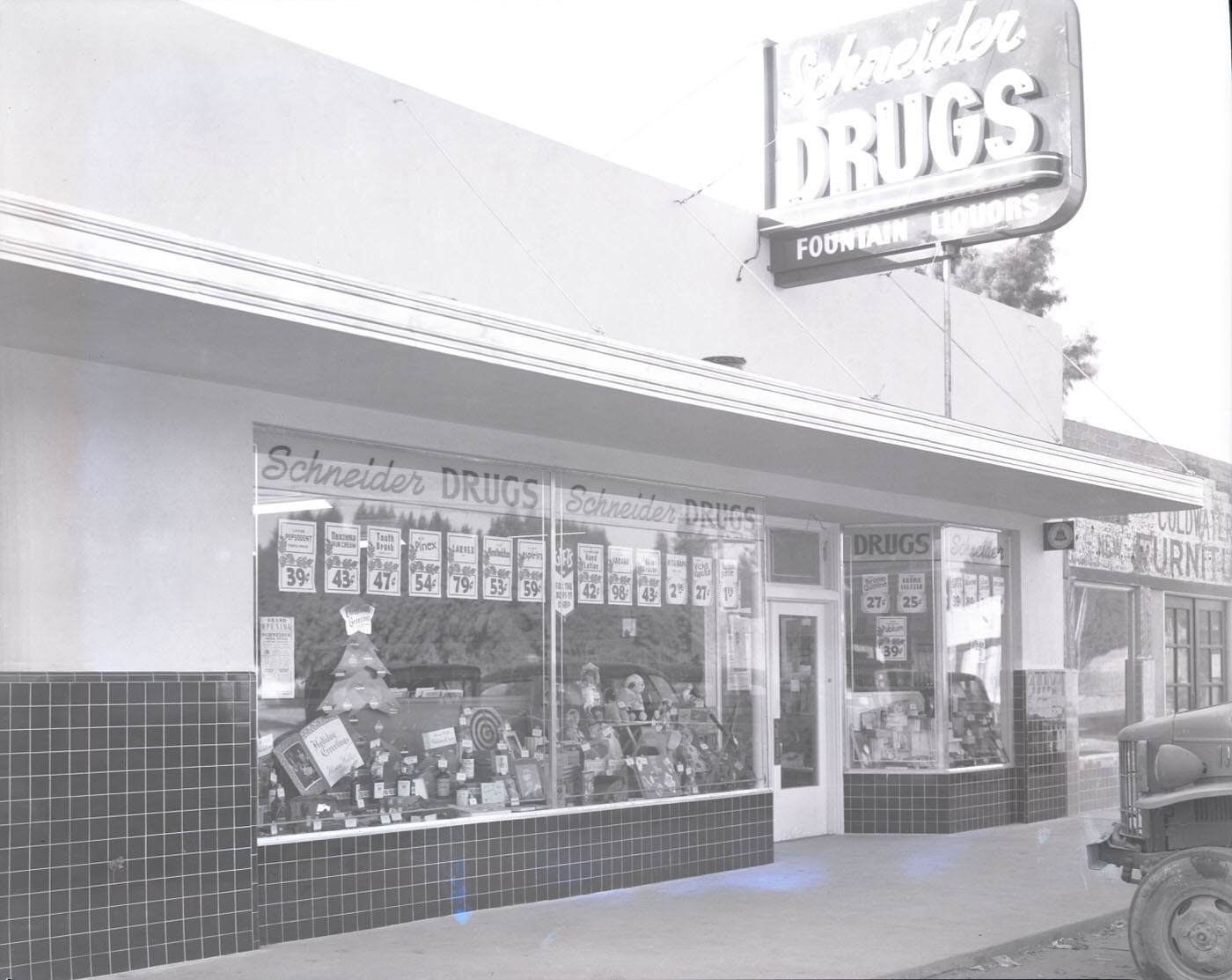 Schneider Drugs Exterior, 1946