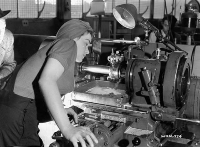 Ronnie the Bren Gun Girl: The Iconic Symbol of Canadian War Efforts