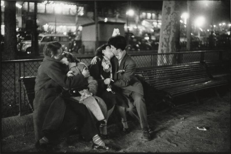 Amoureux place de la Republic, December 1954.