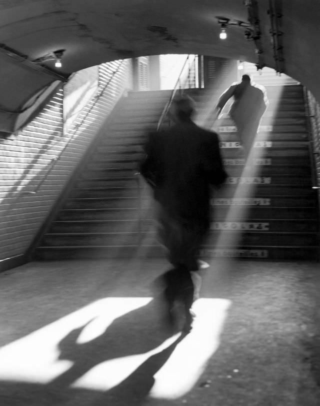 La sortie de métro, Paris, 1955.