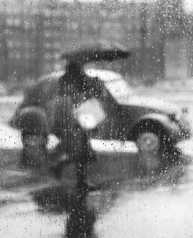 2 CV sous la pluie, Paris, 1957.
