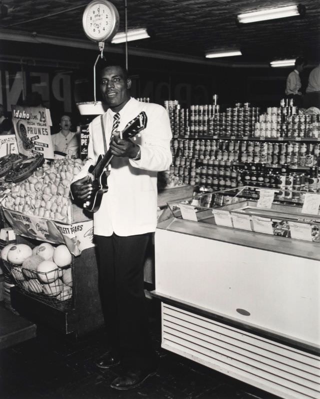 Howlin' Wolf, Memphis grocery store, 1951.
